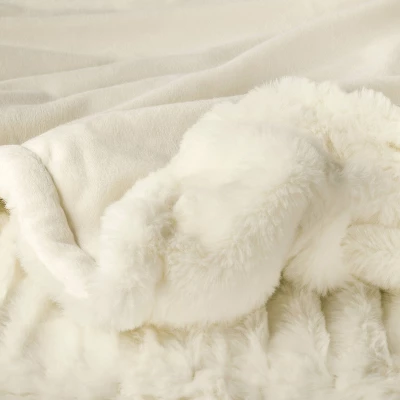 60" X 86" Faux Fur Oversized Bed Throw - Threshold Signature™ 2 60" X 86" Faux Fur Oversized Bed Throw - Threshold Signature™ - Image 2